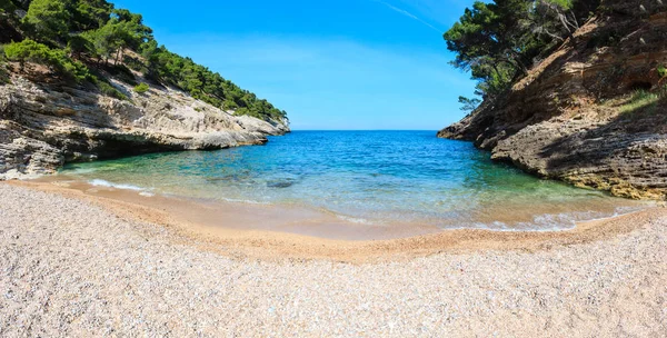 夏天巴亚奥斯蒂纳德拉凉棚小宁静的海滩 在意大利普利亚的半岛 两个镜头缝合全景 — 图库照片
