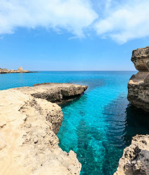 Pittoreske Zeegezicht Met Witte Rotswanden Grotten Zee Baai Eilandjes Aan — Stockfoto