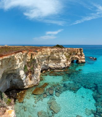 Uçurumlar, Torre Sant Andrea, kayalık kemer ile pitoresk deniz manzarası: Salento deniz kenarı, Puglia, İtalya. İki tane dikiş görüntü.