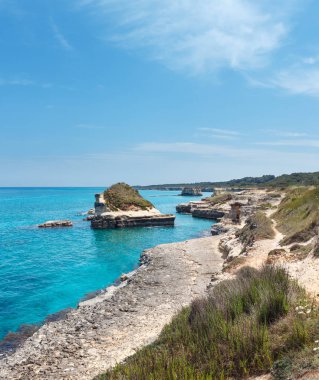 Beyaz kayalık uçurum, deniz Körfezi ve adacıkları Grotta dello Mbruficu, güzel deniz manzarası,: Salento Adriyatik Denizi kıyısında, Puglia, İtalya. İki tane dikiş görüntü.