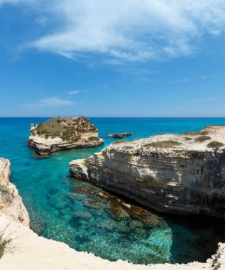 Beyaz kayalık uçurum, deniz Körfezi ve adacıkları Grotta dello Mbruficu, güzel deniz manzarası,: Salento Adriyatik Denizi kıyısında, Puglia, İtalya. Üç atış dikiş görüntü.