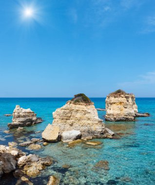 Beyaz kayalık uçurum, deniz defne, adacıkları ve faraglioni Spiaggia della Punticeddha plajda,: Salento Adriyatik Denizi kıyısında, Puglia, İtalya ile pitoresk güneşli deniz manzarası. İki tane dikiş görüntü.