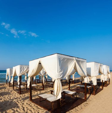 Lüks Plaj çadır Kanopiler sabah cennet beyaz kumlu plaj Maldivler in: Salento (Pescoluse,: Salento, Puglia, Güney İtalya) üzerinde. İki tane dikiş görüntü.