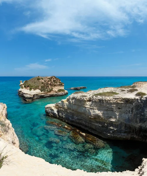 风景如画的海景与白色的岩石峭壁 海湾和小岛在格罗塔吉甘泰报 Mbruficu Salento 亚得里亚海海岸 普利亚 意大利 三针缝合图像 — 图库照片