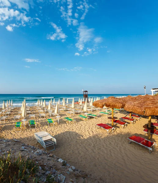 早晨天堂白色沙滩海滩 Salento 与篷和日光浴 Pescoluse Salento 普利亚 南意大利 两个镜头缝合图像 — 图库照片