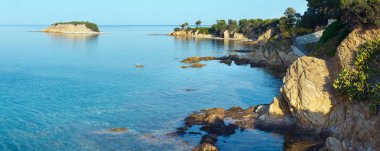 Sabah Ege Denizi kayalık sahil görünümü (Nikiti, Sithonia, Halkidikya, Yunanistan). Beş el ateş dikiş yüksek çözünürlüklü panorama.
