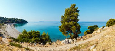 Sabah kumlu Kaviou plaj. Yaz üstten görünüm (Nikiti, Sithonia, Halkidikya, Yunanistan). Tanınmayan insanlar. İki tane dikiş panorama.  