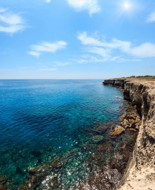 Beyaz kayalık uçurum, mağara, defne denizde Grotta della poesia, Roca Vecchia,: Salento Adriyatik Denizi kıyısında, Puglia, İtalya ile pitoresk güneşli deniz manzarası. İki tane dikiş görüntü.