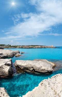 Beyaz kayalık uçurum, mağara, deniz Körfezi ve adacıkları Grotta della poesia, Roca Vecchia,: Salento Adriyatik Denizi kıyısında, Puglia, İtalya ile güneşli deniz manzarası. İki tane dikiş görüntü.