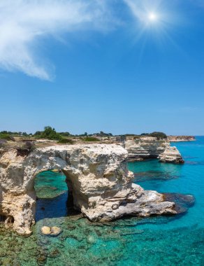 Uçurumlar, kayalık kemer ve yığında (faraglioni), Torre Sant Andrea, pitoresk güneşli deniz manzarası: Salento deniz kenarı, Puglia, İtalya. İki tane dikiş görüntü.