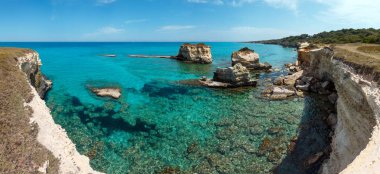Beyaz kayalık uçurum, deniz defne, adacıkları ve faraglioni Spiaggia della Punticeddha plajda,: Salento Adriyatik Denizi kıyısında, Puglia, İtalya ile deniz manzarası. Dört el dikiş yüksek çözünürlüklü panorama.