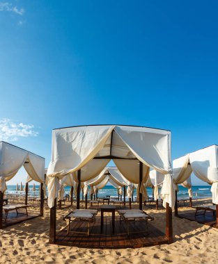 Sabah cennet beyaz kumlu plaj üzerinde çadır Kanopiler. İki el silah sesi görüntü dikiş. Güzel doğal yaz deniz tatil kavramı.