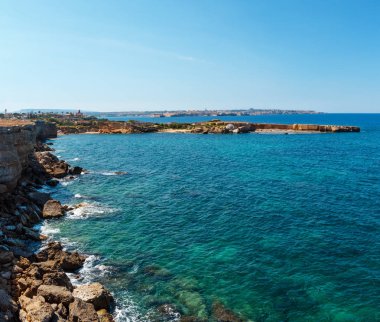 Spiaggia Massolivieri plaj ve deniz feneri yaz deniz manzara (Siracusa, Sicilya, İtalya). İki tane dikiş görüntü.