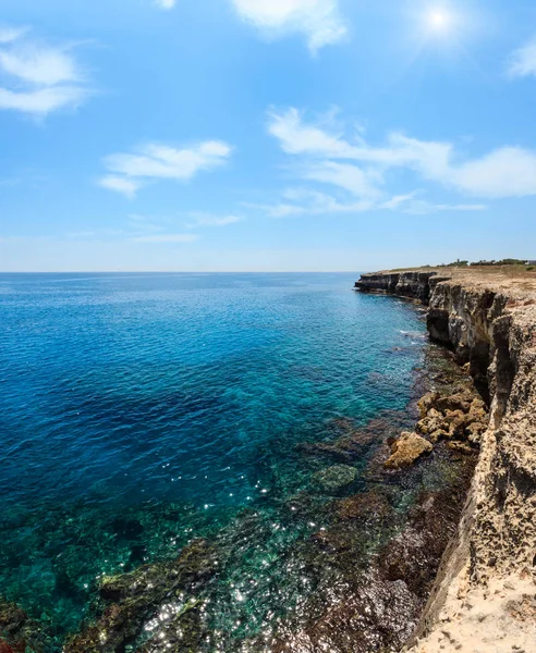 Beyaz kayalık uçurum, mağara, defne denizde Grotta della poesia, Roca Vecchia,: Salento Adriyatik Denizi kıyısında, Puglia, İtalya ile pitoresk güneşli deniz manzarası. İki tane dikiş görüntü.
