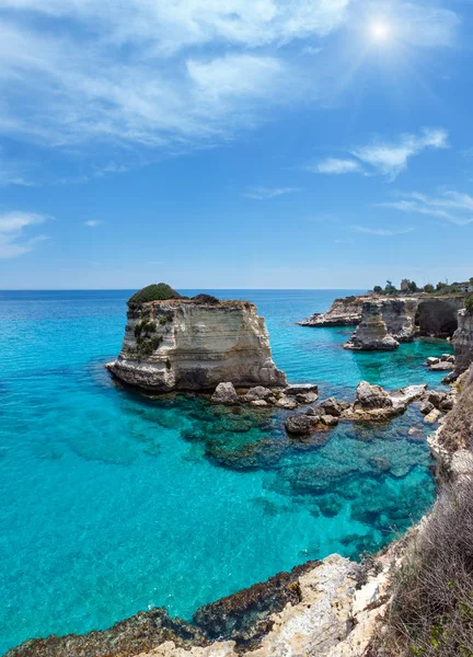 Uçurumlar, kayalık kemer ve yığında (faraglioni), Torre Sant Andrea, pitoresk güneşli deniz manzarası: Salento deniz kenarı, Puglia, İtalya. İki el silah sesi görüntü dikiş. Tanınmayan insanlar.
