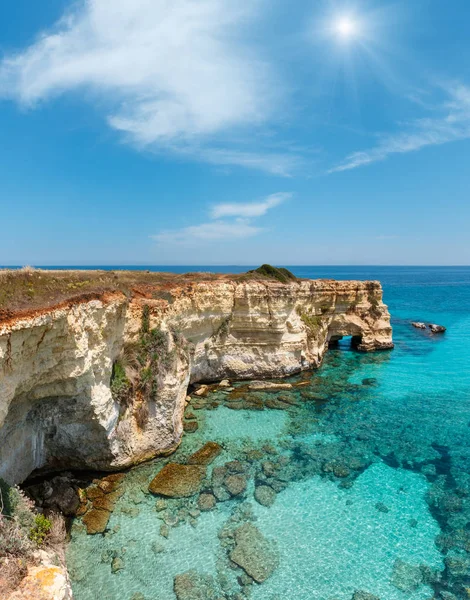 Malerische Sonnige Meereslandschaft Mit Klippen Felsbogen Torre Sant Andrea Salentoküste — Stockfoto