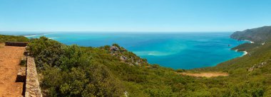 Yaz deniz doğa Park Arrabida Setubal, Portekiz kıyı manzara. İki tane dikiş panorama.    