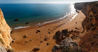 Yaz akşam Atlantik kayalık sahil kumlu plaj Praia da Afurada (Lagoa, Algarve, Portekiz) görünümüyle. İki tane dikiş panorama.    