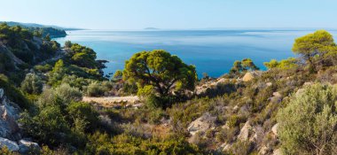 Sabah yaz ege kıyı şeridi (Nikiti, Sithonia, Halkidikya, Yunanistan). İki tane dikiş panorama.    