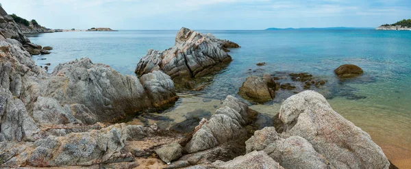 Καλοκαίρι Στη Θάλασσα Ακτή Τοπίο Παραλία Τριστινίκα Χαλκιδική Σιθωνία Ελλάδα — Φωτογραφία Αρχείου