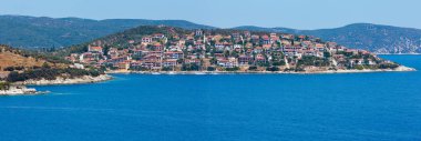 Yaz Ege Denizi ve Pyrgadikia köyü sahil görünümü (Sithonia, Halkidikya, Yunanistan). İki tane dikiş yüksek çözünürlüklü panorama.      