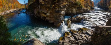 Probiy şelale Yaremche şehir, Ivano-Frankivsk Oblast, Ukrayna Prut Nehri üzerinde. Sonbahar manzara. Yüksek çözünürlüklü panorama.