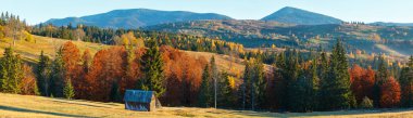 Sabah Karpat Dağları ve köy köyler yamaçlarında (Yablunytsia Köyü ve geçmek, Ivano-Frankivsk oblast, Ukrayna). Yüksek çözünürlüklü Gorgany dağ silsilesi Panoraması.