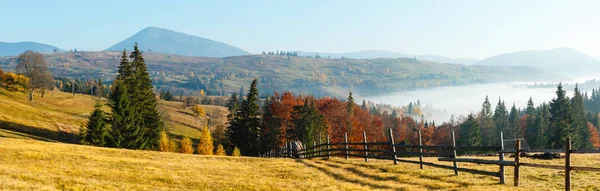カルパティア山脈 Yablunytsia イヴァーノ フランキーウシク州 ウクライナ の斜面に朝の霧 秋の農村の高解像度パノラマ風景 — ストック写真