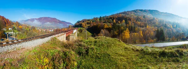 秋天的大山薄雾全景风景与铁路桥梁和村庄郊区 Rakhiv Transcarpathia 乌克兰 一些镜头耀斑从太阳可用 — 图库照片