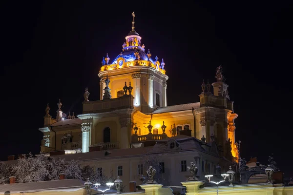 St George Katedrali (1746-1762, tarafından tasarlanan inşa mimar Bernard Meretyn ve heykeltıraş Johann Georg Pinsel) Lviv, Ukrayna. Güzel bir gece kış cityscape Lviv Merkezi City.