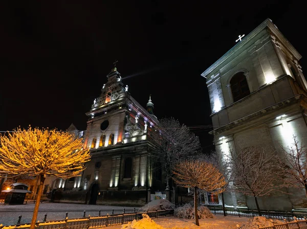 Hermosa Noche Invierno Lviv Ciudad Ucrania Paisaje Urbano Iluminado Iglesia — Foto de Stock