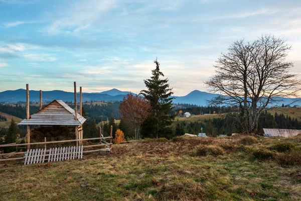 Akşam alacakaranlık Karpat Dağları ve köy köyler yamaçlarında (Yablunytsia Köyü ve geçmek, Ivano-Frankivsk oblast, Ukrayna).
