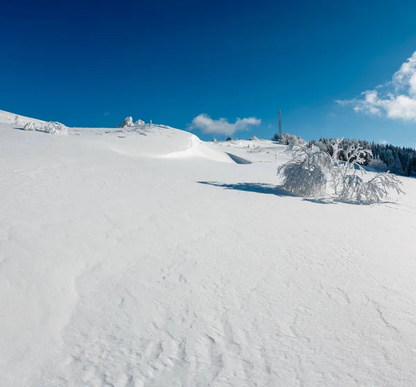 美丽的冬霜树 通讯塔和雪堆在蓝天背景上的山顶上 乌克兰 喀尔巴阡山山 — 图库照片
