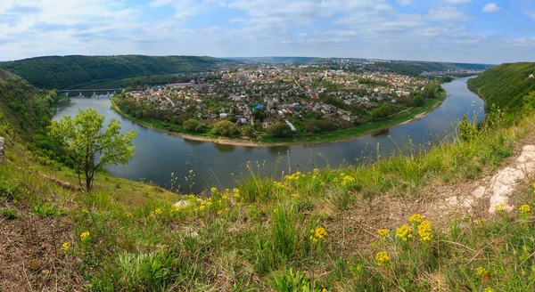 春ドニステル川のベンド渓谷と有名なウクライナ語 Zalischyky 町の上の美しい景色 テルノーピリ地域 ウクライナ ヨーロッパ — ストック写真