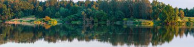 Akşam yaz göl yüksek çözünürlüklü panorama manzara güzel ağaçlar ile yansımaları su yüzeyi (yakınındaki Shklo yerleşim, Lviv Oblast, Ukraine).
