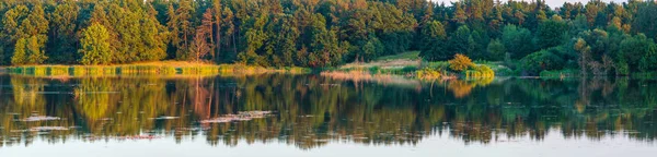 Letni Wieczór Wysokiej Rozdzielczości Panoramicznym Widokiem Jezioro Krajobraz Pięknych Drzew — Zdjęcie stockowe