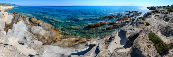 夏の朝シトニア岩の海岸 カルキディキ半島 ギリシャ でキャンプ つのショットは パノラマをステッチします 認識できないキャンプは車や人 — ストック写真