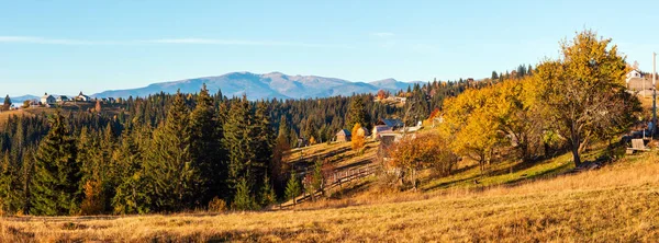 Sabah Karpat Dağları ve köy köyler yamaçlarında (Yablunytsia Köyü ve geçmek, Ivano-Frankivsk oblast, Ukrayna).