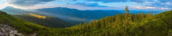 Letzte Sonnenstrahlen Abendhimmel Mit Wolken Über Dem Syniak Berg Sommer — Stockfoto