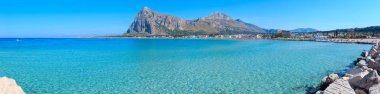 Deniz bay panorama, San Vito lo Capo plaj temiz masmavi su ve extremally beyaz kum ve Monte Monako'da kadar cennet Tiren, Sicilya, İtalya. Tanınmayan insanlar.
