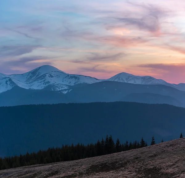 春カルパティア山脈 ウクライナ ヨーロッパのカラフルな日没の風景 — ストック写真
