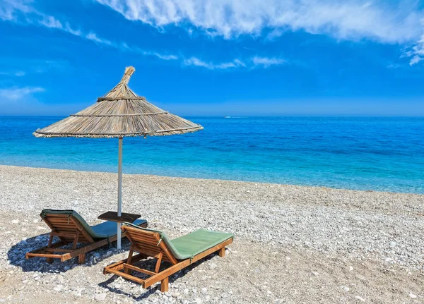 Літній Ранок Піщаний Пляж Шезлонгами Соломи Парасолька Від Сонця Албанія — стокове фото