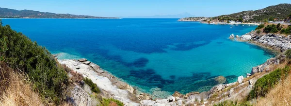 Yaz Deniz Sahne Akuamarin Şeffaf Ile Kıyıdan Sithonia Halkidikya Yunanistan — Stok fotoğraf