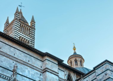 Siena Katedrali (Duomo di Siena) çan kulesi manzara sokak. Siena İtalyan Ortaçağ kenti, Siena eyaletinin, Tuscany, İtalya'nın başkenti olduğunu. Unesco Dünya Mirası tarihi merkezidir.