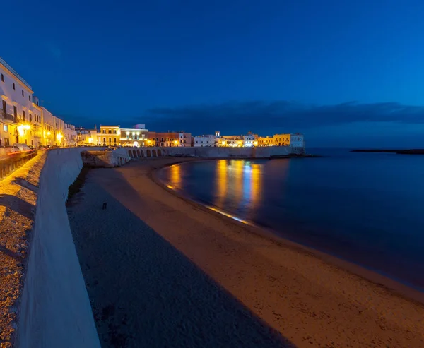 Gelibolu, Lecce, Puglia, Güney İtalya ilinin akşam alacakaranlıkta. Angevine Aragonca Ortaçağ Kalesi kale duvarlarından görüntülemek