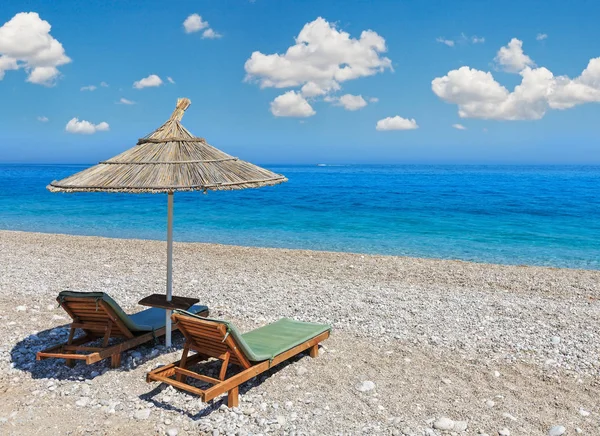 Spiaggia Sabbiosa Estiva Mattutina Con Lettini Ombrellone Albania Cielo Blu — Foto Stock