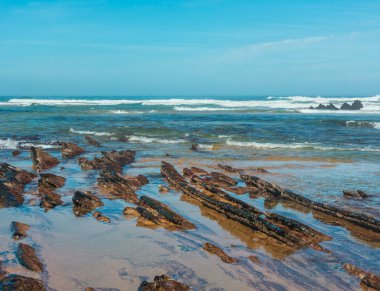 Kaya oluşumları kum plajındaki (Algarve, Costa Vicentina, Portekiz).