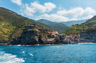 Güzel yaz gezisi gemi Vernazza görünümden. Beş ünlü köylerinden Ligurya Denizi ve dik kayalıklarla karada arasında askıya Liguria, İtalya, Cinque Terre Milli Parkı.