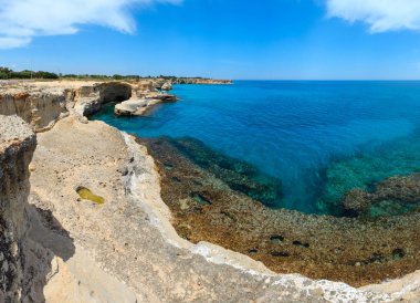 Deniz güzel deniz manzarası ile beyaz kayalık uçurum, mağara, defne ve adacıkları Grotta del Canale, Sant'Andrea,: Salento Adriyatik Denizi, Sahili, Puglia, İtalya. Tanınmayan insanlar. Üç atış dikiş panorama.