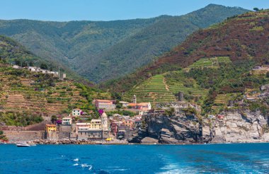 Güzel yaz gezisi gemi Vernazza görünümden. Beş ünlü köylerinden Ligurya Denizi ve dik kayalıklarla karada arasında askıya Liguria, İtalya, Cinque Terre Milli Parkı.